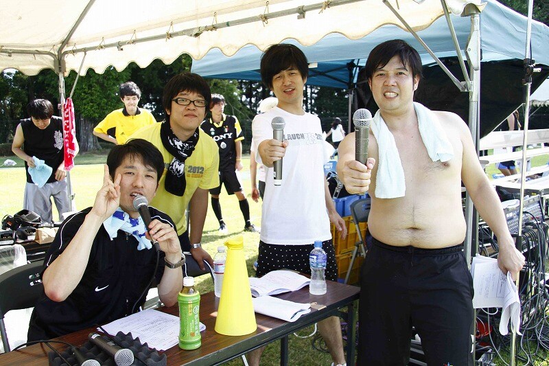 大運動会のMCを務めたポテト少年団菊地とロシアンモンキー川口。ミルククラウン竹内と、トンファー山西はレポーターとして活躍。(c)藤澤孝代（フォトプロ）