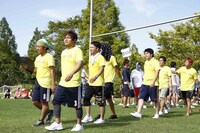 おしゃべり野郎Aチームの入場。リーダーのサカイスト・デンペーの姿が見当たらず。(c)藤澤孝代（フォトプロ）