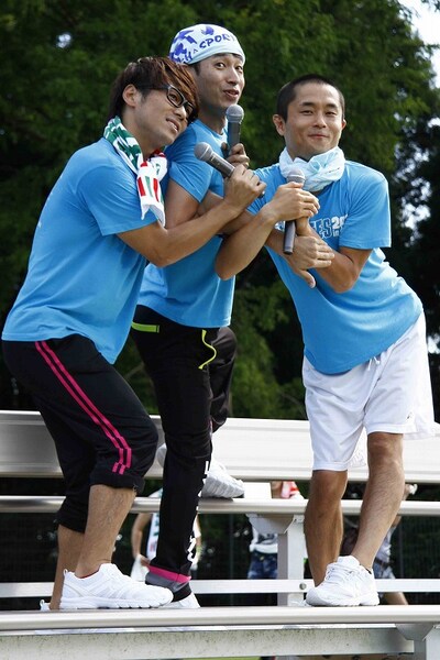 Bコースによる開会宣言。ケンカしながらも仲良くギャグを披露。(c)藤澤孝代（フォトプロ）