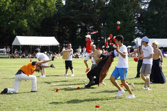 よしもと芸人による大運動会「LAUGH SPORTS FES 2012 in CHIBA～よしもと若手“ほぼ”オールスターズ大運動会～」。さまざまなキャラクターが一堂に会した。(c)藤澤孝代（フォトプロ）