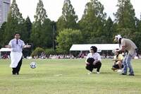 おじさん達チームはリフティングできる参加者が見つからず、すしざんまいの社長にたくすも、社長はリフティングそっちのけで「ハイ！」とポーズ。(c)藤澤孝代（フォトプロ）