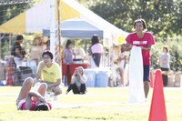 畑中しんじろうが走り出したタイミングで、一緒に岡部が一緒に走らなかったため、畑中は転んで顔面を強打。(c)藤澤孝代（フォトプロ）