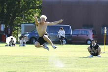 競技の合間に突如走り幅跳びを始めたチョコレートプラネット長田。(c)藤澤孝代（フォトプロ）