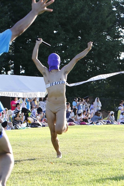 よしもと芸人による大運動会「LAUGH SPORTS FES 2012 in CHIBA～よしもと若手“ほぼ”オールスターズ大運動会～」最後のリレーで、ハレー彗星がぶっちぎりのゴール。(c)藤澤孝代（フォトプロ）