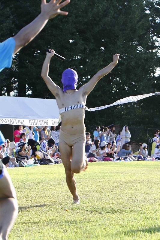 よしもと芸人による大運動会「LAUGH SPORTS FES 2012 in CHIBA～よしもと若手“ほぼ”オールスターズ大運動会～」最後のリレーで、ハレー彗星がぶっちぎりのゴール。(c)藤澤孝代（フォトプロ）