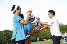 優勝トロフィーを受け取る情熱トライアングルズリーダーのジャングルポケット。(c)藤澤孝代（フォトプロ）