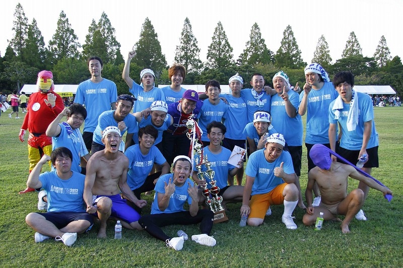 よしもと芸人による大運動会「LAUGH SPORTS FES 2012 in CHIBA～よしもと若手“ほぼ”オールスターズ大運動会～」で優勝した情熱トライアングルズ。(c)藤澤孝代（フォトプロ）