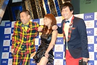 おなじみのポーズで登場したCOWCOWと友近（中央）。