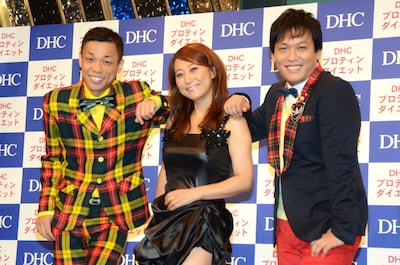 「DHCプロティンダイエット新CM発表会」に登場した友近（中央）と、本イベントでMCを務めたCOWCOW。