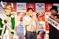 カンニング竹山（中央）と髭男爵。