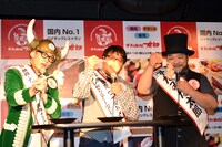 「ワイルドカット厚切りポーク」を試食する3人。