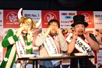 「ワイルド骨付きリブ」にかじりつく3人。