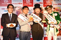 すたみな太郎を全国展開する株式会社江戸一の社長・岩田氏（左端）と、カンニング竹山、髭男爵（左から）。
