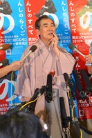 取材に応じる桂文枝。