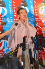 取材に応じる桂文枝。