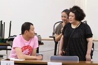 馴染の深い平田敦子と武内由紀子と話すせいじ。(c)フォトプロ（河村正和）