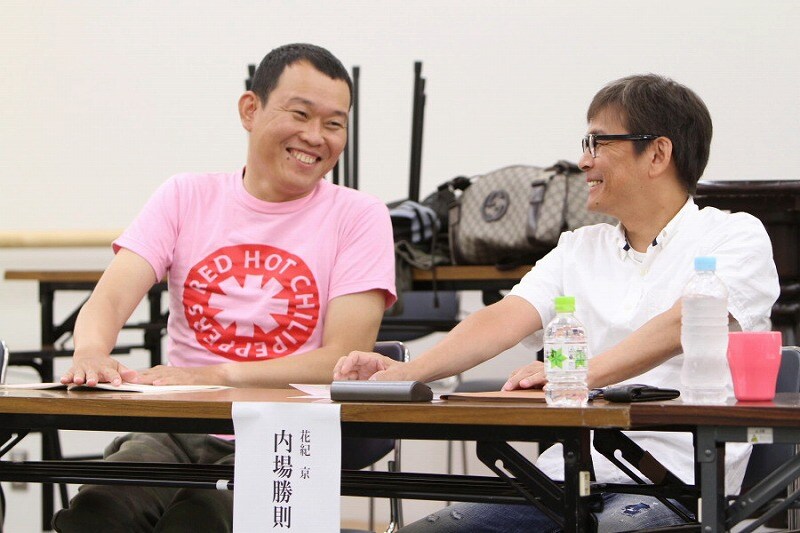 吉本興業創業100周年記念公演 吉本百年物語10月公演「これで誕生！吉本新喜劇」の初稽古を行った、花紀京役の内場勝則（右）と岡八郎役の千原せいじ（左）。(c)フォトプロ（河村正和）
