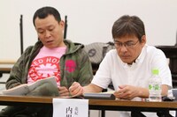 真剣に台本を読み込む内場とせいじ。(c)フォトプロ（河村正和）