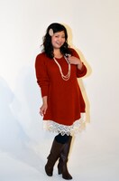 アジアン馬場園。自身が着ているニットチュックは、plump「BaBa chan collection 2012 Winter」の新商品だ。