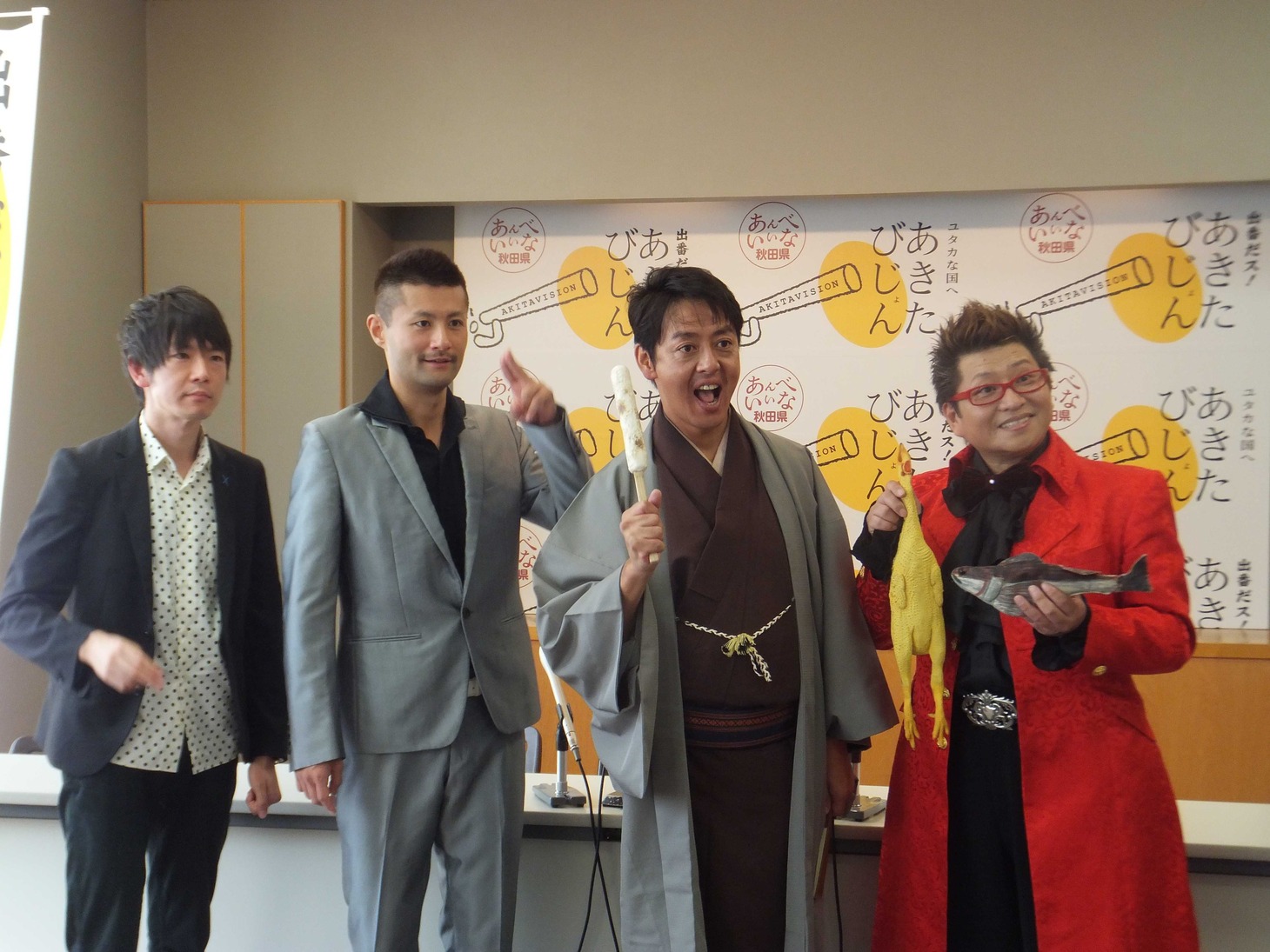 「秋田県2代目住みます芸人」としてお披露目された（左から）ちぇすと、桂三若、秋田よしもと入りを果たしたマジシャンのブラボー中谷。