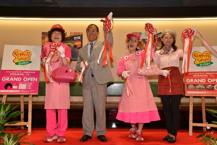 テープカットの様子。