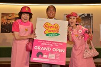 ペッパーランチの特別キャストに任命された林家ペー、パー子と、代表取締役社長・一瀬氏（中央）。