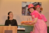 キャスト研修を受けるペーパー（右）。