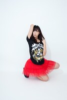 「MANGART BEAMS T」とのコラボTシャツ「VOCALO IS A RIVAL! by SUSHIO」を着る吉木りさ。カラーはBLACK。