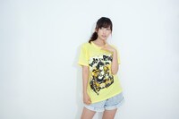 「MANGART BEAMS T」とのコラボTシャツ「VOCALO IS A RIVAL! by SUSHIO」を着る吉木りさ。カラーはYELLOW。