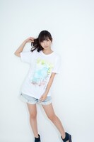 「MANGART BEAMS T」とのコラボTシャツ「LOVE IS BLIND」を着る吉木りさ。カラーはWHITE×PINK。