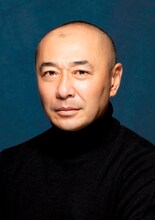 バカリズムと2人芝居を展開する高橋克実。