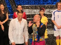 楽しそうに漫才をするレイザーラモンの2人。記憶喪失で漫才を忘れてしまったRGが、「漫才」「やすきよ」と聞いて思い出したこととは。