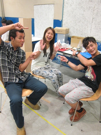 9月20日（木）から23日（日）まで、東京・俳優座劇場にて上演されるロンドンブーツ1号2号・田村亮の劇団田村亮一座が第5回公演「大きなグミの木の下で」に出演しているザ・パンチ・パンチ浜崎、椿鬼奴、カラテカ入江（左から）。