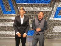 いつものように漫才をはじめようとした2人。