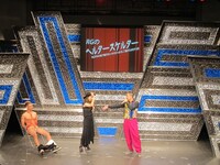 バービーボーイズをいつもより大胆なパフォーマンスで踊りきった鬼奴。RGの差し出す手に握手をしようとするも……。