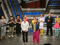 皆が見守る中、仲直りをしたレイザーラモン。