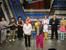 皆が見守る中、仲直りをしたレイザーラモン。