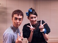 収録後の前山田健一と早見あかり。