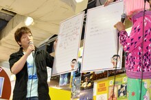 韓国語の作文をゆっくり読み上げるソラシド水口（左）。河本（右）は「口に何か挟まってるの？」と茶化していた。