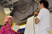 韓国語の作文をたどたどしく読み上げる、とろサーモン村田（右）。河本（左）は「ちゃんとせえ！」と激励。