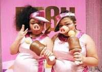 「ピラメキーノ」（テレビ東京系）にて、ダンス＆ボーカルデュオ「ピッグ☆レディ」を結成した渡辺直美とニッチェ江上。(c)テレビ東京