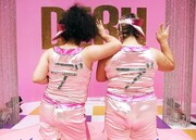 ダンス＆ボーカルデュオ「ピッグ☆レディ」のバックスタイル。(c)テレビ東京