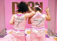 ダンス＆ボーカルデュオ「ピッグ☆レディ」のバックスタイル。(c)テレビ東京