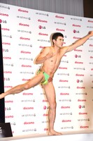 「そんなの関係ねぇ！」から「オッパッピー」までの流れを高速で披露した小島よしお。