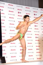 「そんなの関係ねぇ！」から「オッパッピー」までの流れを高速で披露した小島よしお。