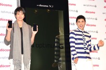 NTTドコモ向け新スマートフォン「Optimus G」L-01Eの記者発表会に登場した小島よしお（右）と向井理（左）。