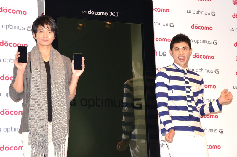 NTTドコモ向け新スマートフォン「Optimus G」L-01Eの記者発表会に登場した小島よしお（右）と向井理（左）。