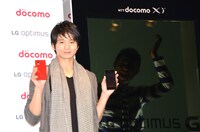 フォトセッションの一場面。巨大スマホ装置の中に入っている小島（右）には、あまり光が当たっていない。