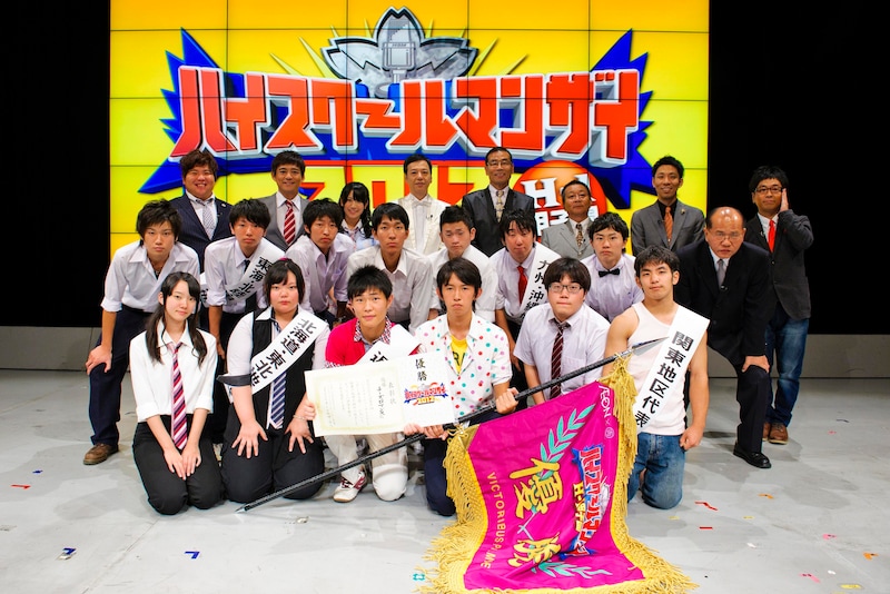 「ハイスクールマンザイ2012～H-1甲子園～」で優勝したチーズロマンス（前列中央）と高校生漫才師、出演者ら。