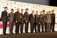 映画「アウトレイジ ビヨンド」ジャパンプレミアのフォトセッション。左から、新井浩文、中野英雄、中尾彬、加瀬亮、三浦友和、北野武監督、西田敏行、小日向文世、高橋克典、神山繁、塩見三省、松重豊。
